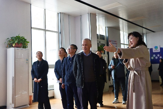 李佳峰會(huì)長，肖明秘書長、劉振東副會(huì)長觀看了解聚能板的全自動(dòng)工藝流程.png