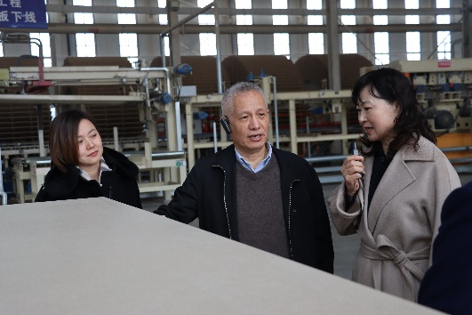 李佳峰會(huì)長、汪源在成品區(qū)詳細(xì)了解聚能板.png