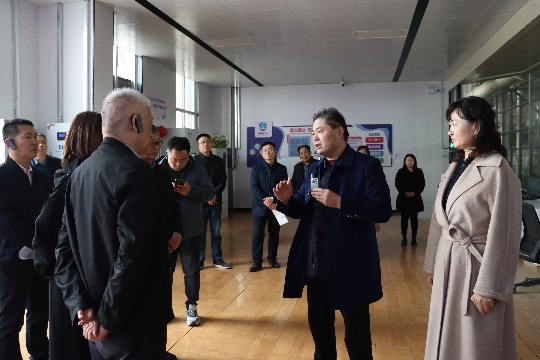 晟昌新材料董事長王守君向李佳峰會(huì)長、汪源副區(qū)長介紹聚能板工藝革新亮點(diǎn).png