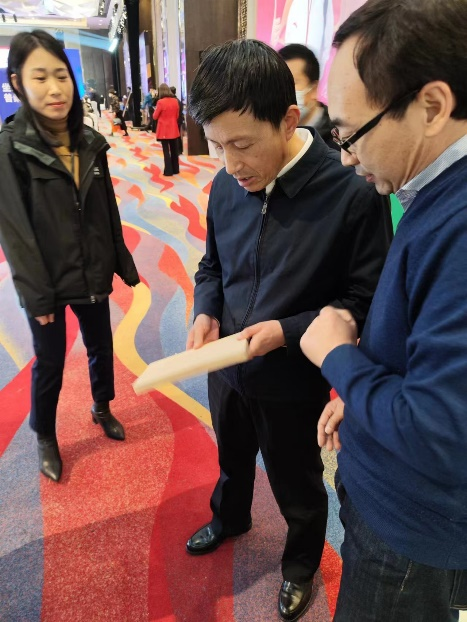 中國(guó)林科院木材工業(yè)研究所副所長(zhǎng)呂斌關(guān)注聚能板的發(fā)展應(yīng)用.png 中國(guó)林科院木材工業(yè)研究所副所長(zhǎng)呂斌關(guān)注聚能板的發(fā)展應(yīng)用.png