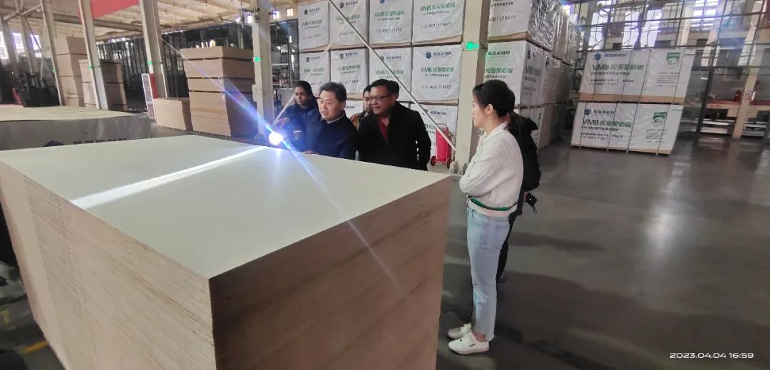 聚能板表面超平、光滑細(xì)膩、厚薄均勻的特點(diǎn)給客戶留下深刻印象.jpg
