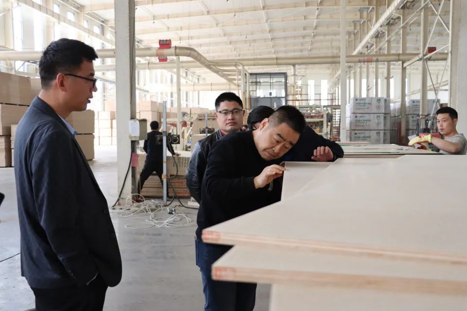 杜總對聚能板的成品表達(dá)了濃厚興趣，細(xì)致觀察了解.jpg