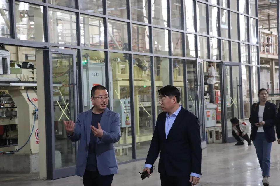 徐總、李總一行細(xì)致考察聚能板生產(chǎn)全流程.jpg